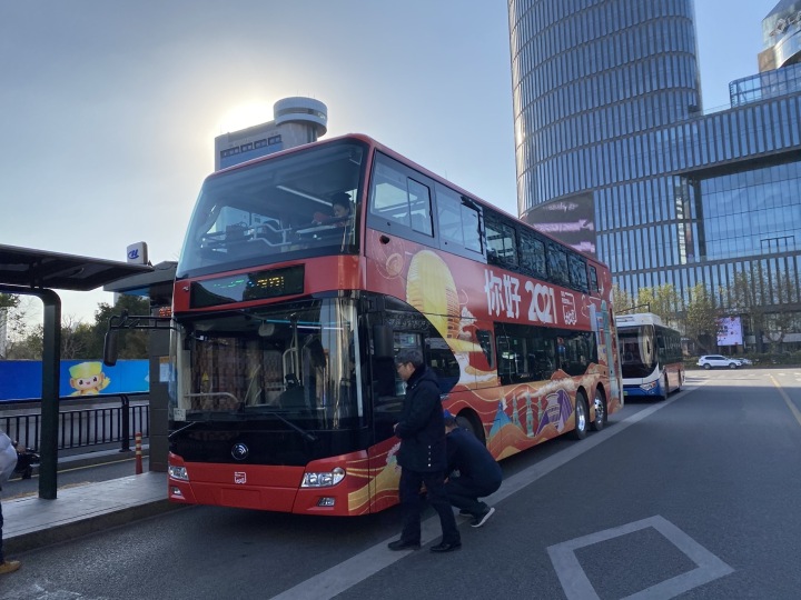 杭州双层巴士回归今天起正式出街你看见杭州的新双层巴士了吗